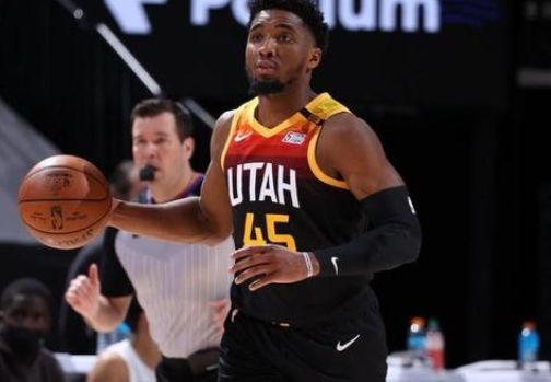 感谢恩师，出自崇明基地的海港球员将奖牌挂在徐根宝脖子上