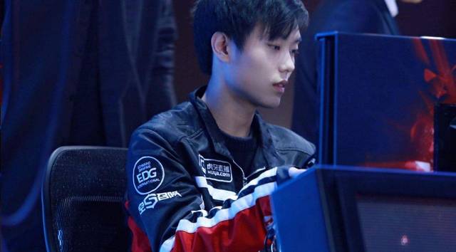 巴萨王者归来！费兰托雷斯帽子戏法领衔三连胜，欧冠复仇战即将打响